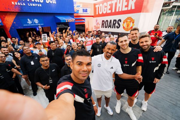 A huge wefie moment with Manchester Untited players.